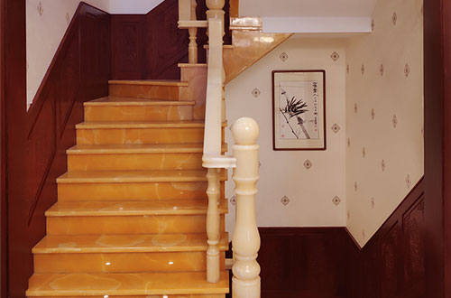 夹江中式别墅室内汉白玉石楼梯的定制安装装饰效果